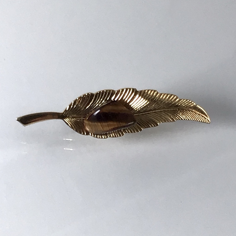 Vintage Gold Tone Leaf With Tiger’s Eye Brooch Pin 2 1/4”